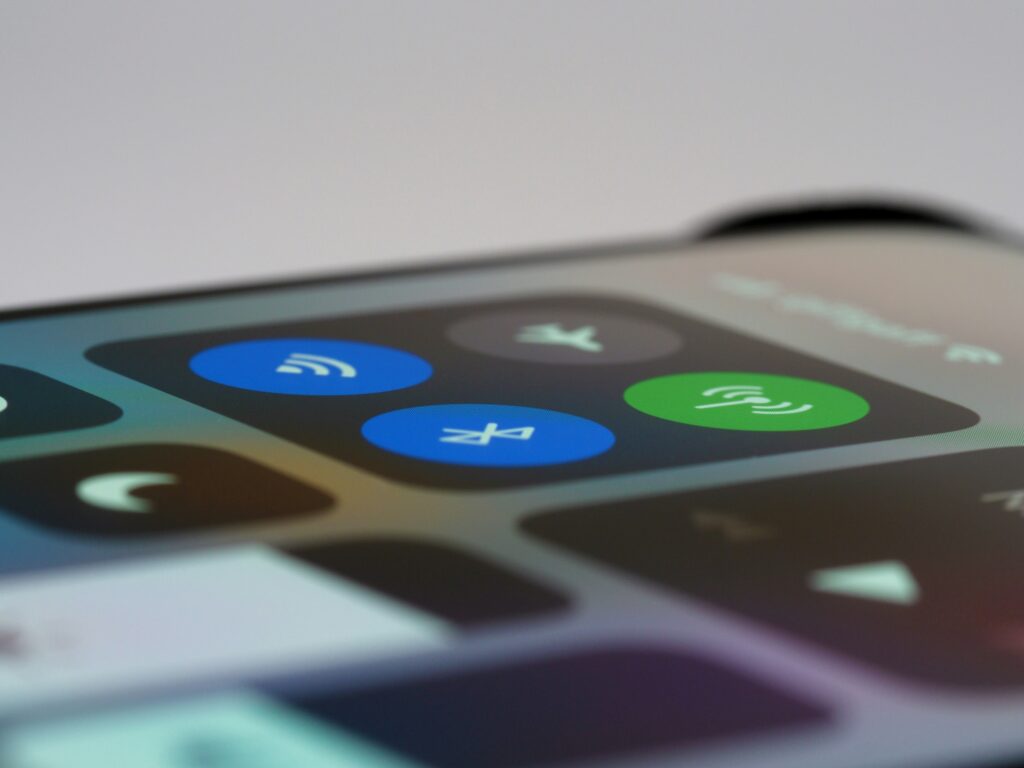 Représentation d'un menu de téléphone avec données cellulaires, wifi, bluetooth pour la catégorie des accessoires connectés.