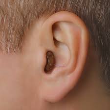 oreille représentant la solution intra-auriculaires