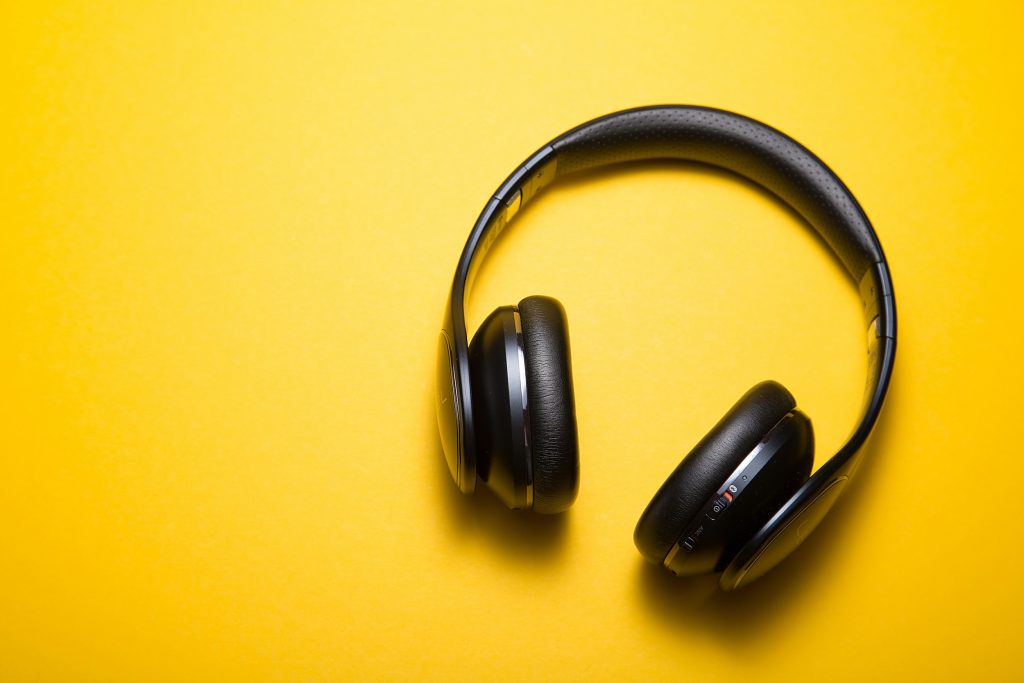 Casque audio posé sur un fond jaune.